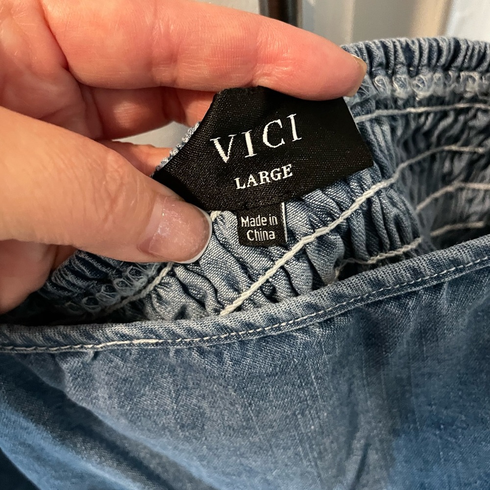 Vici Collection Denim Colored Woman’s Sleeveless Top, size L - Picture 7 of 9